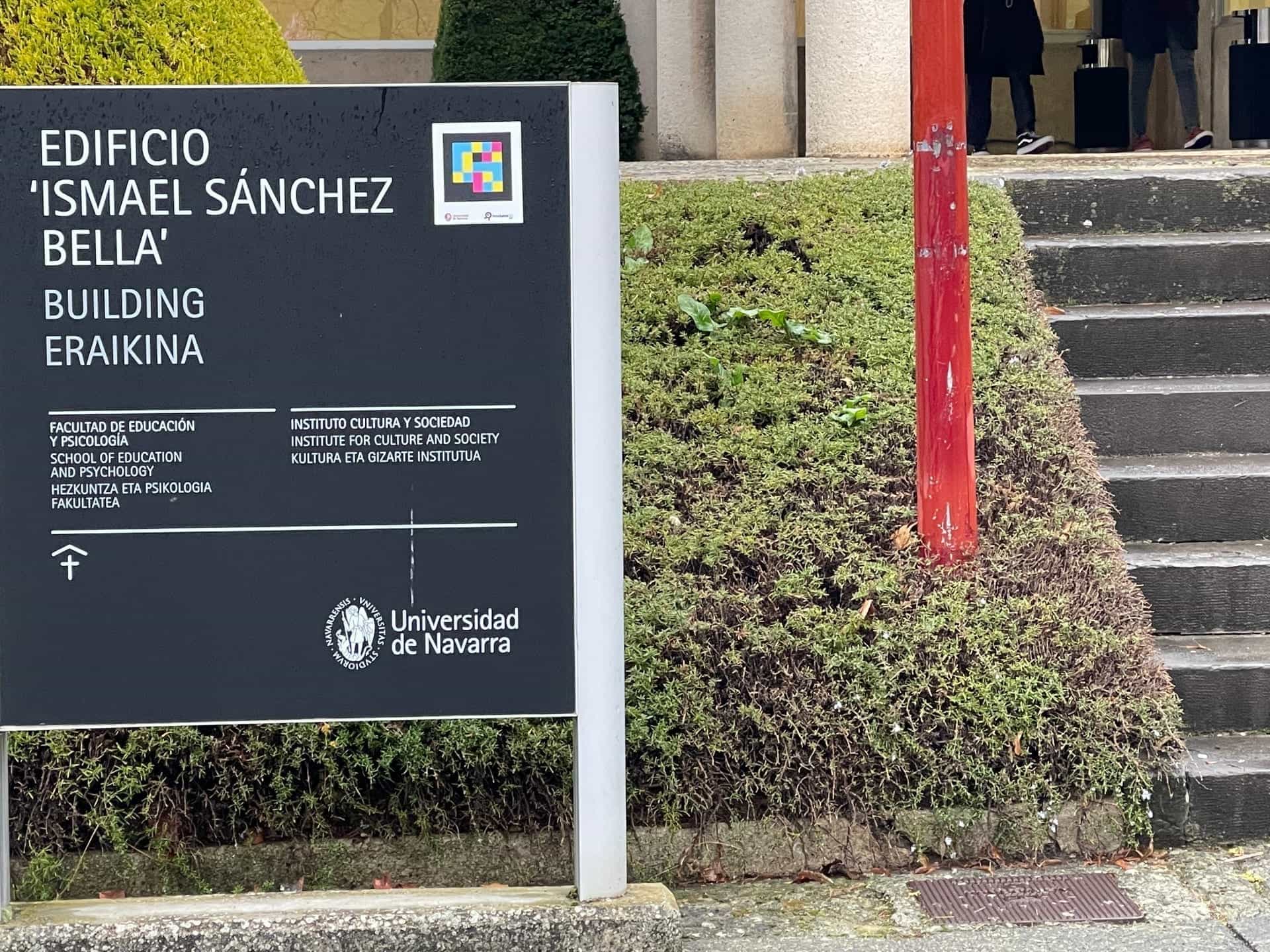 Letrero informativo universitario con un código NaviLens impreso