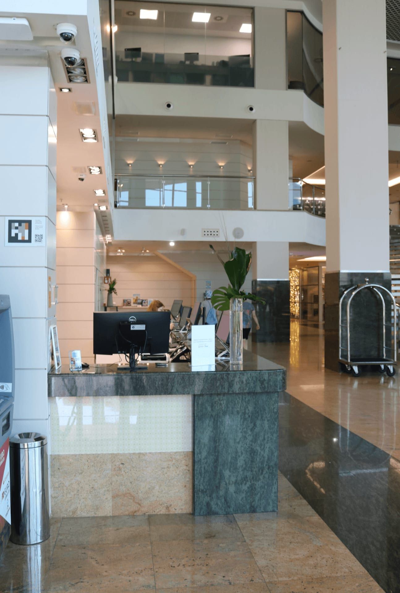 Recepción de un hotel con un código NaviLens visible en un pilar lateral